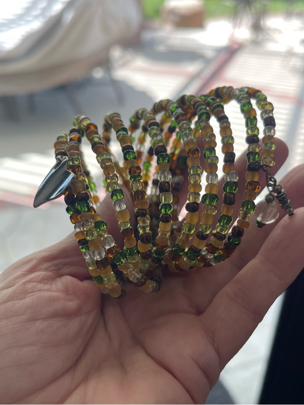 Set of 5 Bracelets and one pair of dangly shell Earrings.  Green/Yellow tones - Picture 11 of 14